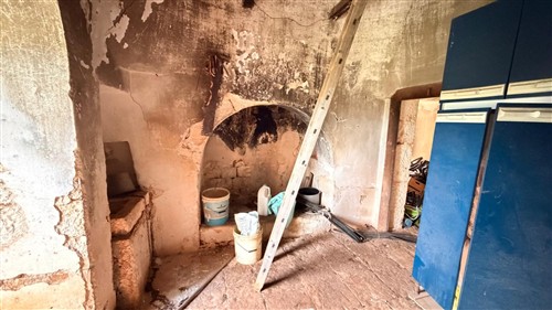 P  R  E  Z  Z  O    R  I  B  A  S  S  A  T  O  -  Corpo di 4 Trulli con 2 depositi